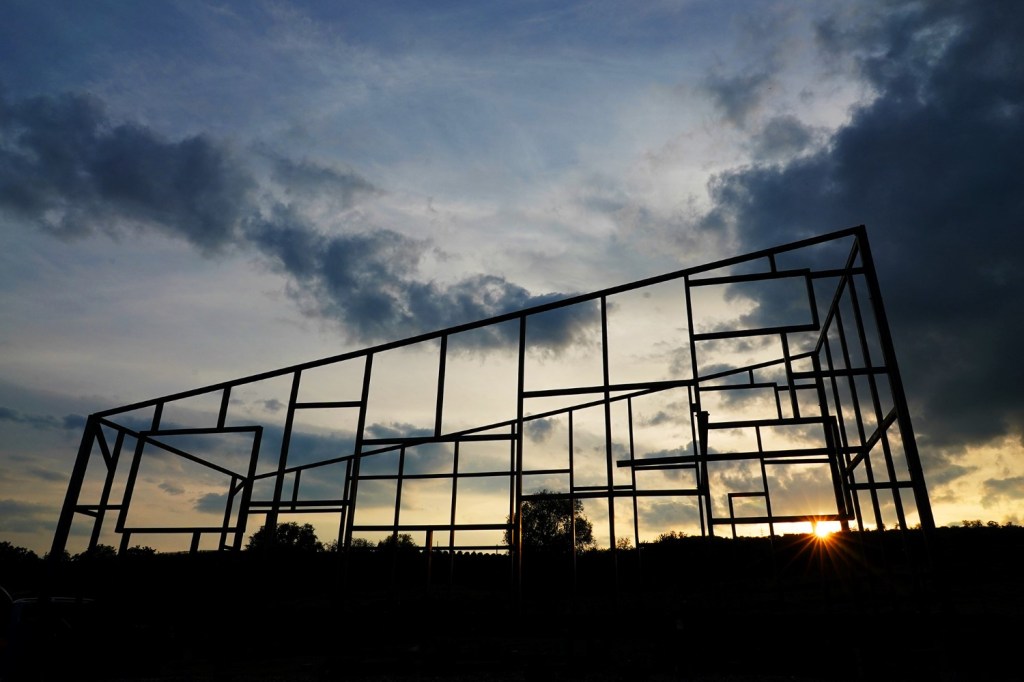 casa pe roti În prezent, casa e îngrădită pe 360 metri pătrați din cei 1300 metri pătrați disponibili