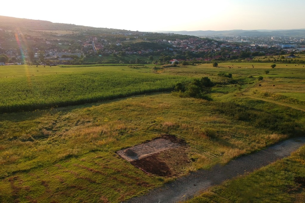 Suprafața casei este de 49 metri pătrați, dintre care amprenta la sol este de 38 metri pătrați