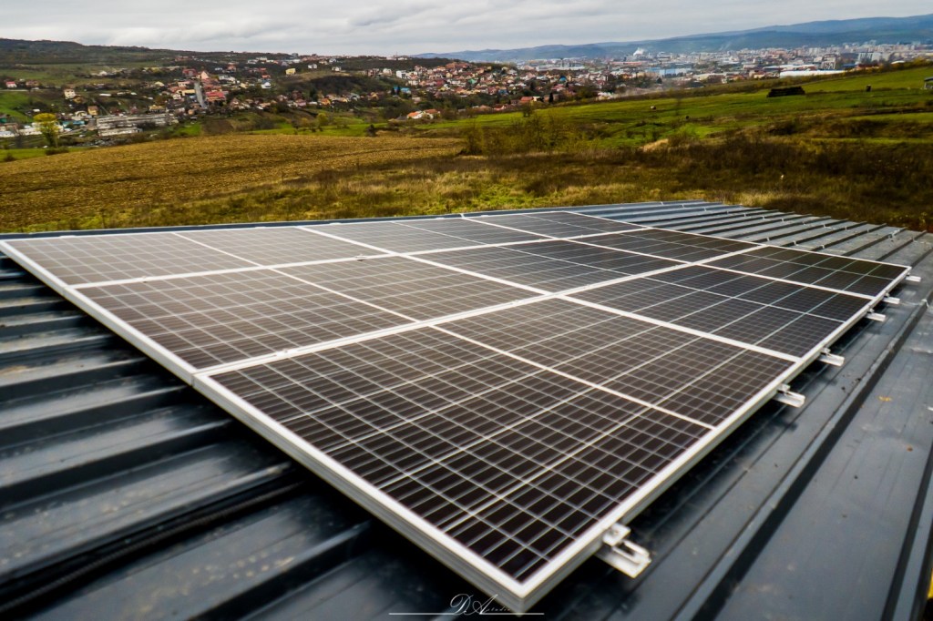 Panourile fotovoltaice și termoșemineul au fost două investiții extrem de utile