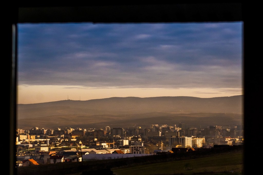 Pentru cei doi tineri, viața în tiny house merită 100%