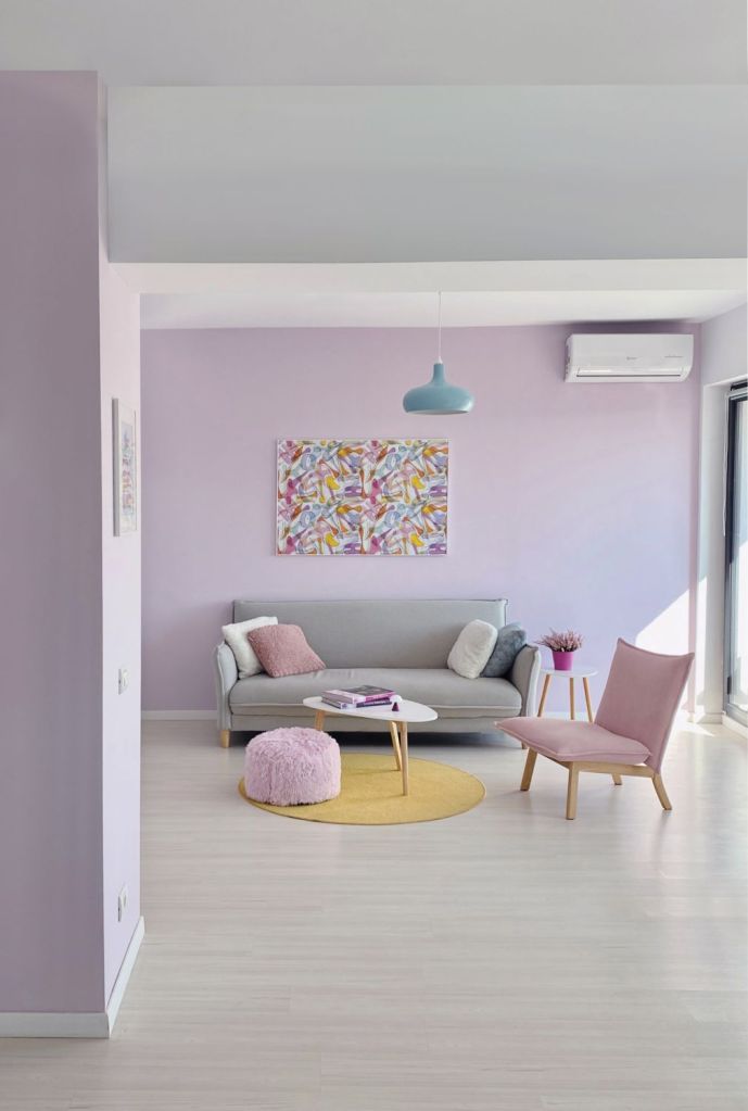 living mov amenajare pastelata culori relaxante living covor galben fotoliu roz