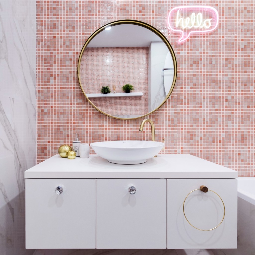 Amenajare baie roz_mozaic_semn hello_baie fetita_Studio 2 (1)