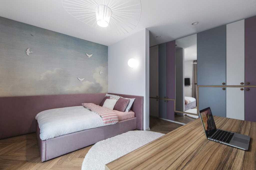 Amenajare dormitor copil fetita roz pasari nori_Studio 2 (3)