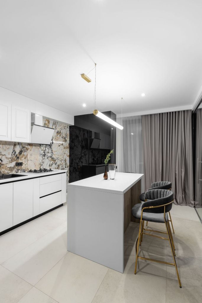 Bucatarie moderna alba cu gresie tip marmura - design interior Pure Mess Design (3)