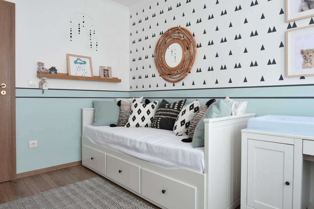 Simona Ungurean Homestyling design interior camera bebe cu alb si bleu