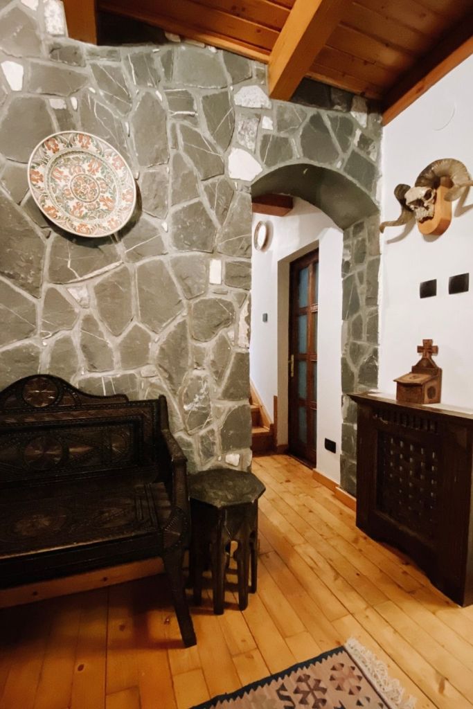 amenajare perete placat cu piatra