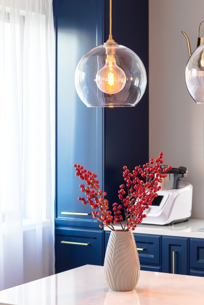 bucatarie albastra cu auriu amenajare stil clasic © viewcatchers-11