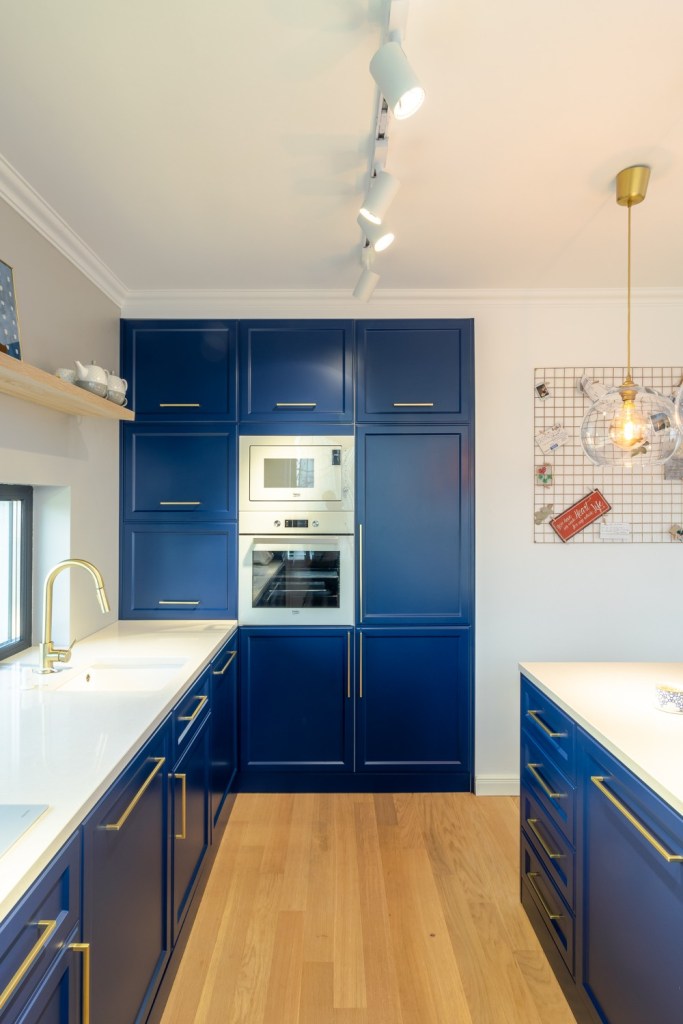 bucatarie albastra mobila incorporabila amenajare stil clasic © viewcatchers-8