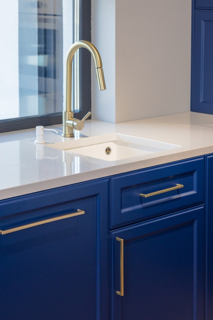 bucatarie albastra cluj amenajare stil clasic © viewcatchers-9