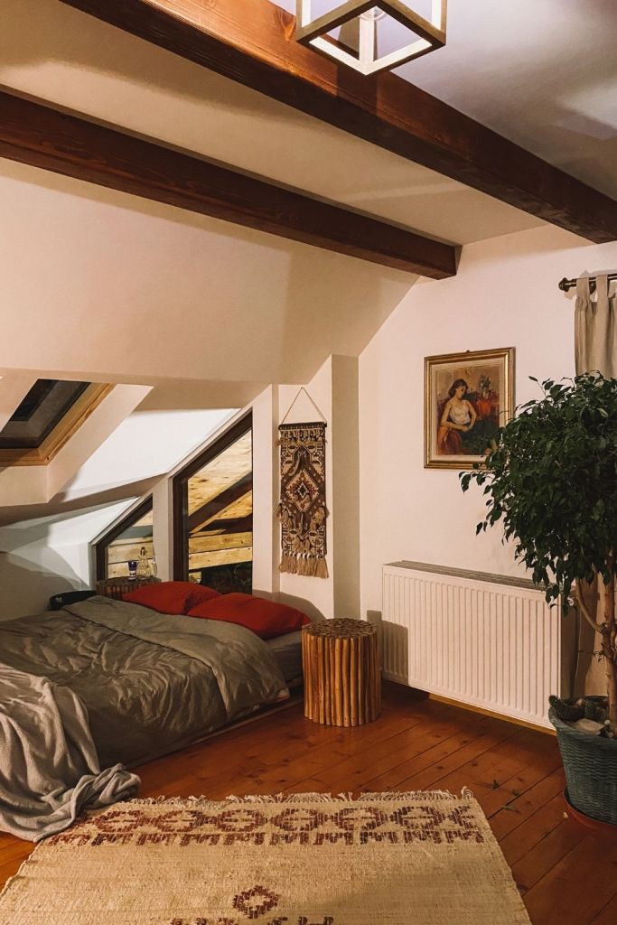 dormitor mansarda casa la munte