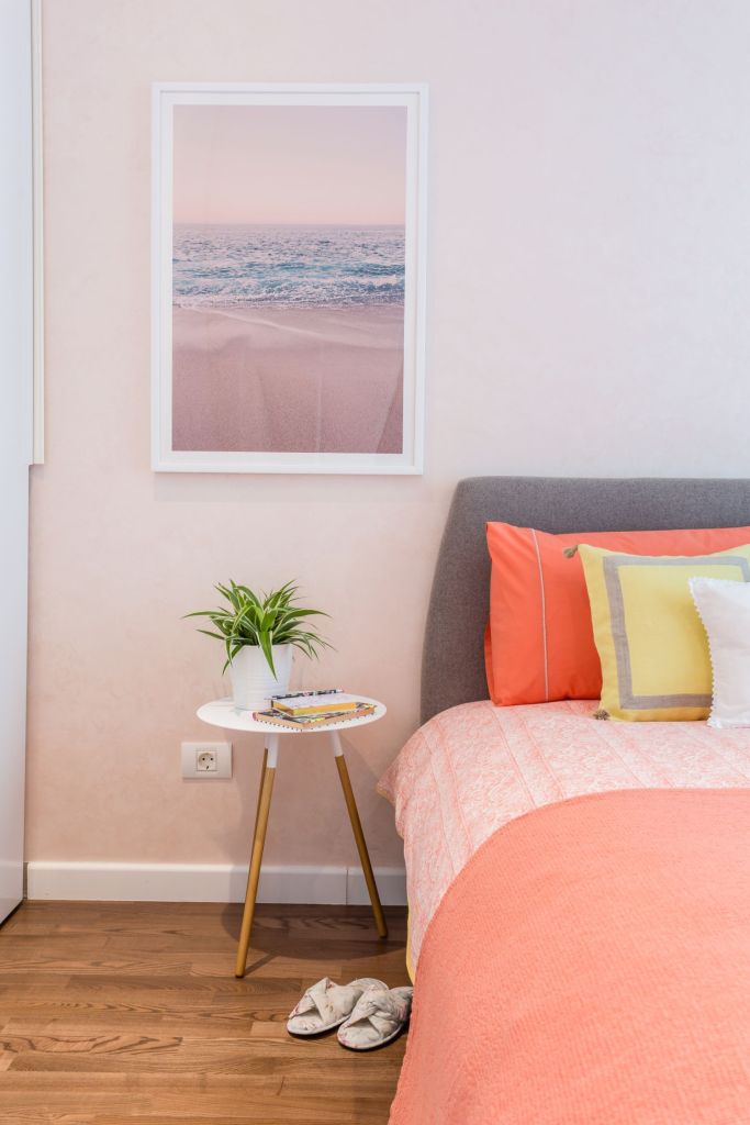 Fotoliu roz pentru citit către fereastră, într-o amenajare iDecorate. Foto: Vlad Crețeanu.