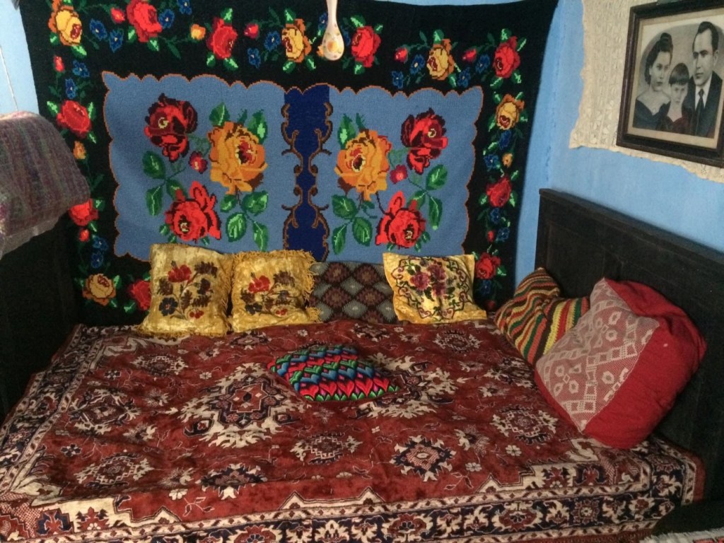 Odaia țărănească a bunicilor a fost păstrată integral, așa cum era