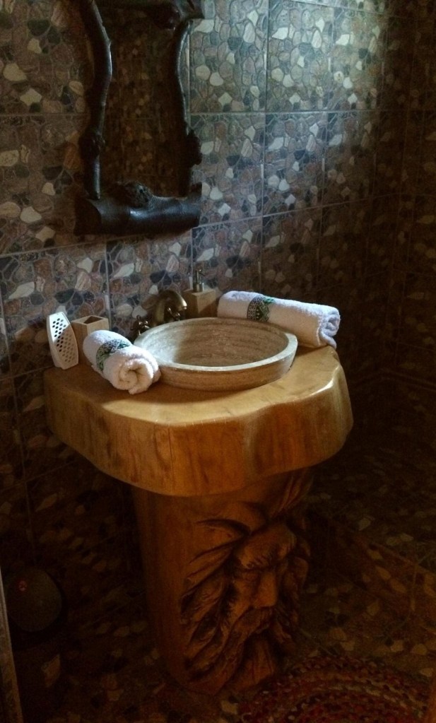 Chiuveta este realizată de un artist și este sculptată doar cu drujba