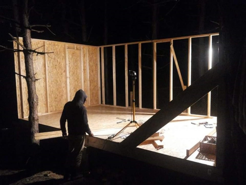 tiny house iasi Cât timp a fost gata structura, Constantin a locuit într-o dubă