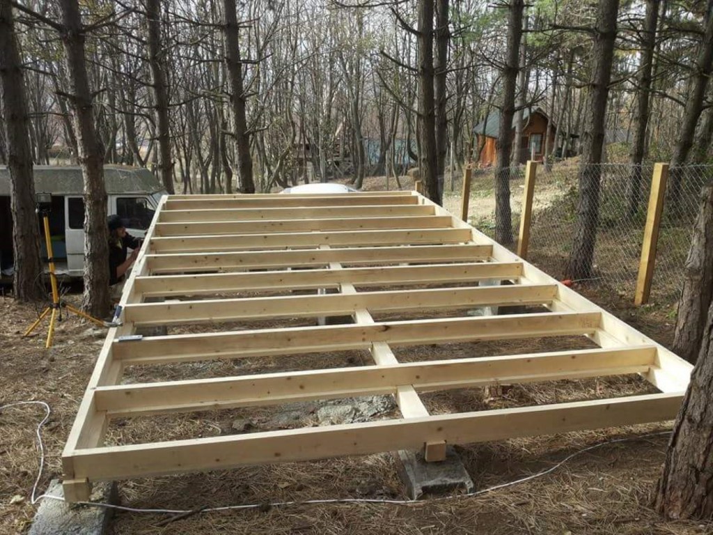 tiny house iasi Constantin s-a mutat în tiny house în 2017