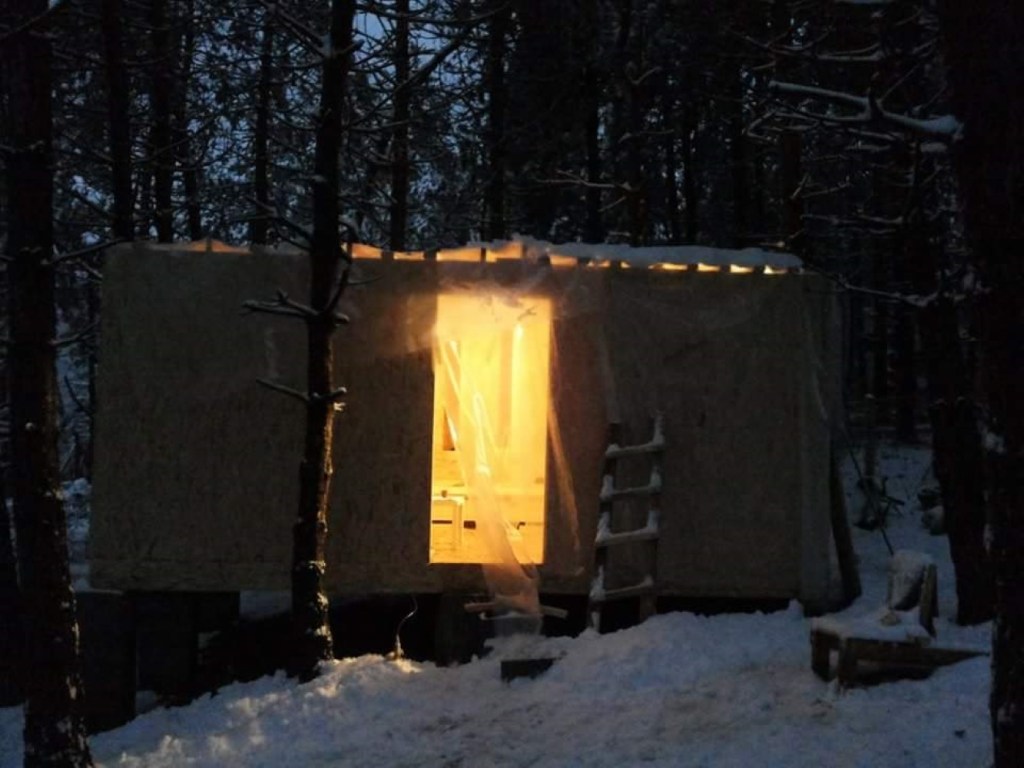 Casa are 21 de metri pătrați, cu dimensiunile 3.5 x 6 metri