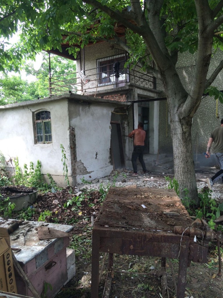 Mirela și Alex au renovat singuri 1300 de metri pătrați de curte