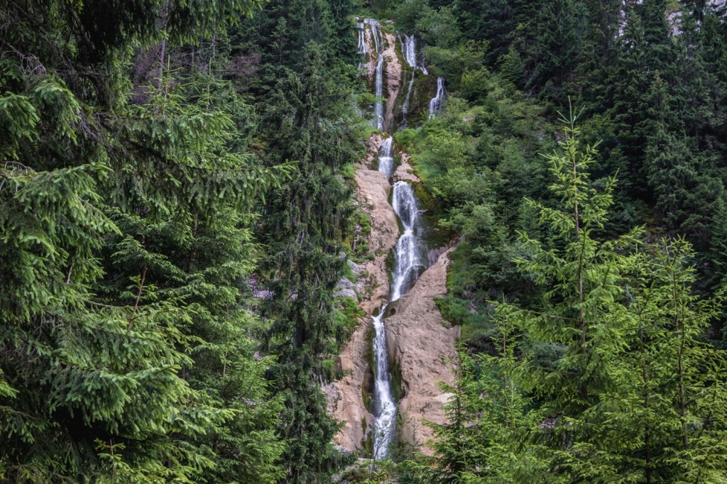 cascada cailor muntii rodnei