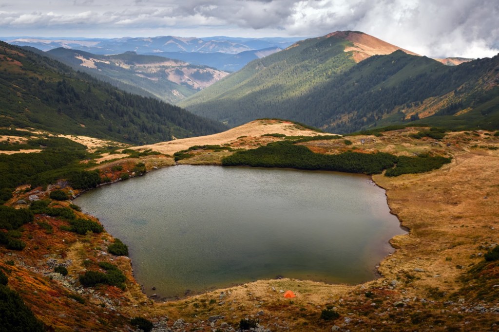 lacul lala muntii rodnei