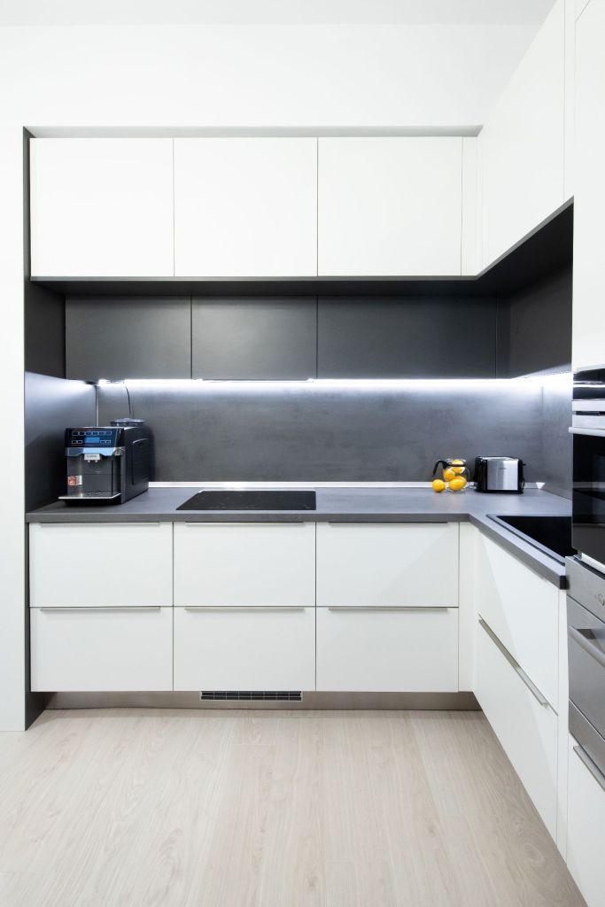 Bucatarie alba Garsoniera Bucuresti renovata si modernizata de arh. int. Stefania Bobaru - VIM Studio (4)