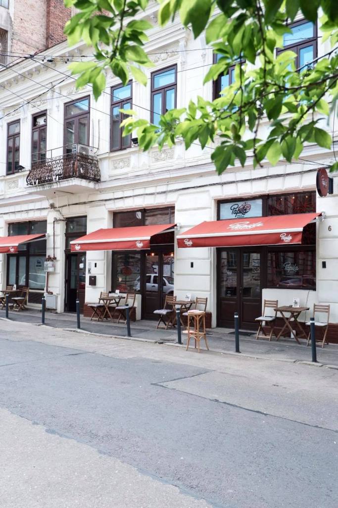 Papila are și o terasă simpatică unde-și așteaptă oaspeții
