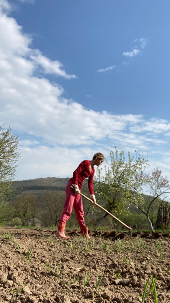 Tânăra spune că la țară are mereu ceva de lucru