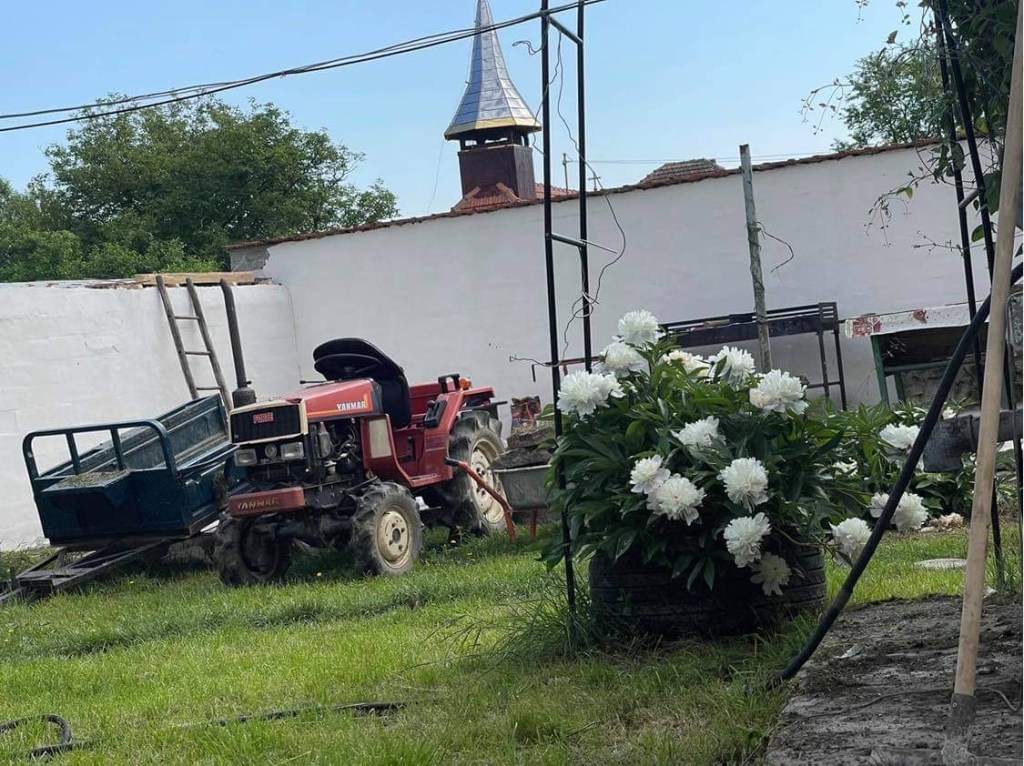 Emma folosește tractorul pentru munca la câmp