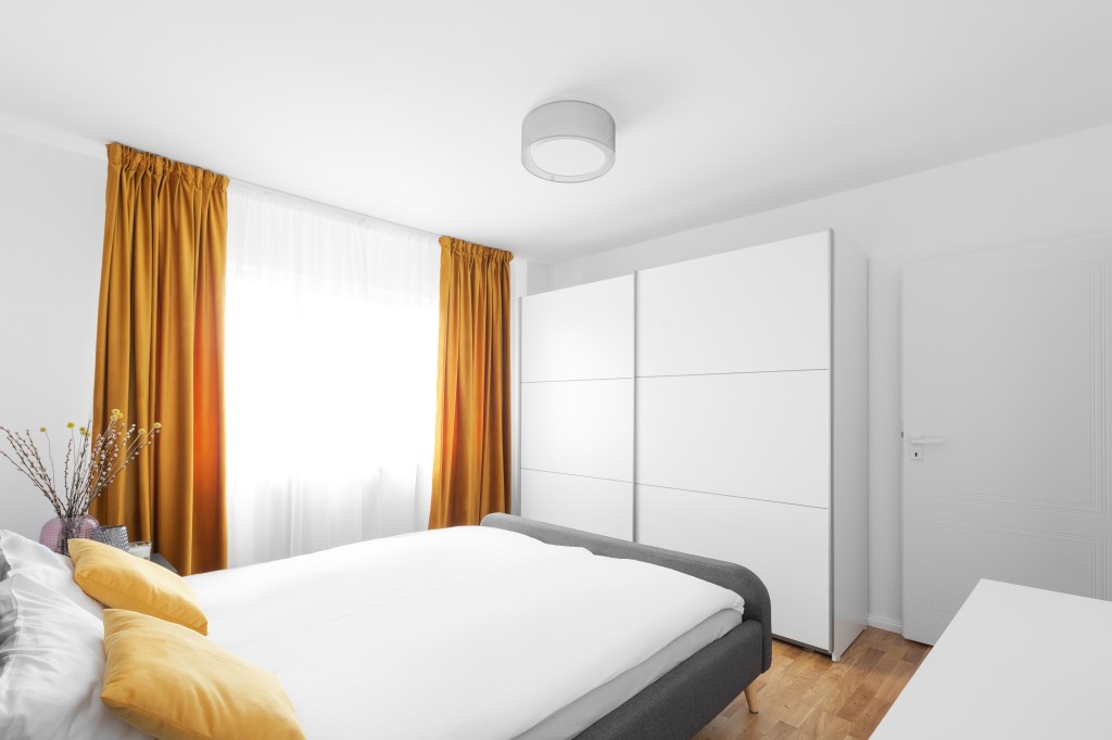 before after apartament airbnb Timisoara dormitor ansamblu