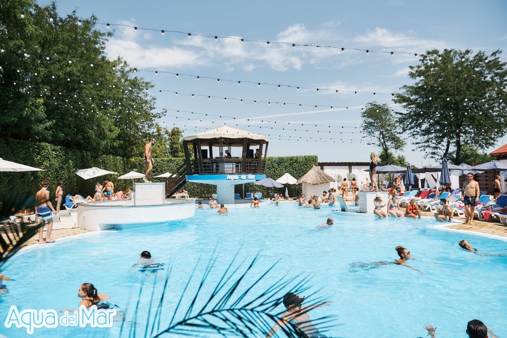 Piscina te așteaptă să te relaxezi și să te răcorești