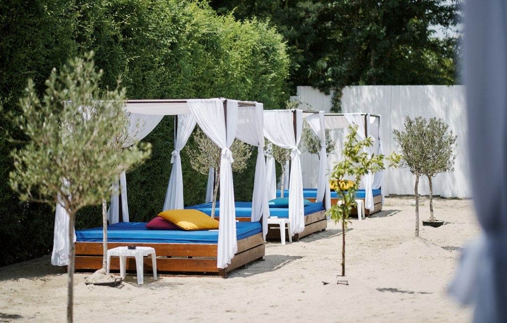 Piscina te așteaptă să te relaxezi și să te răcorești