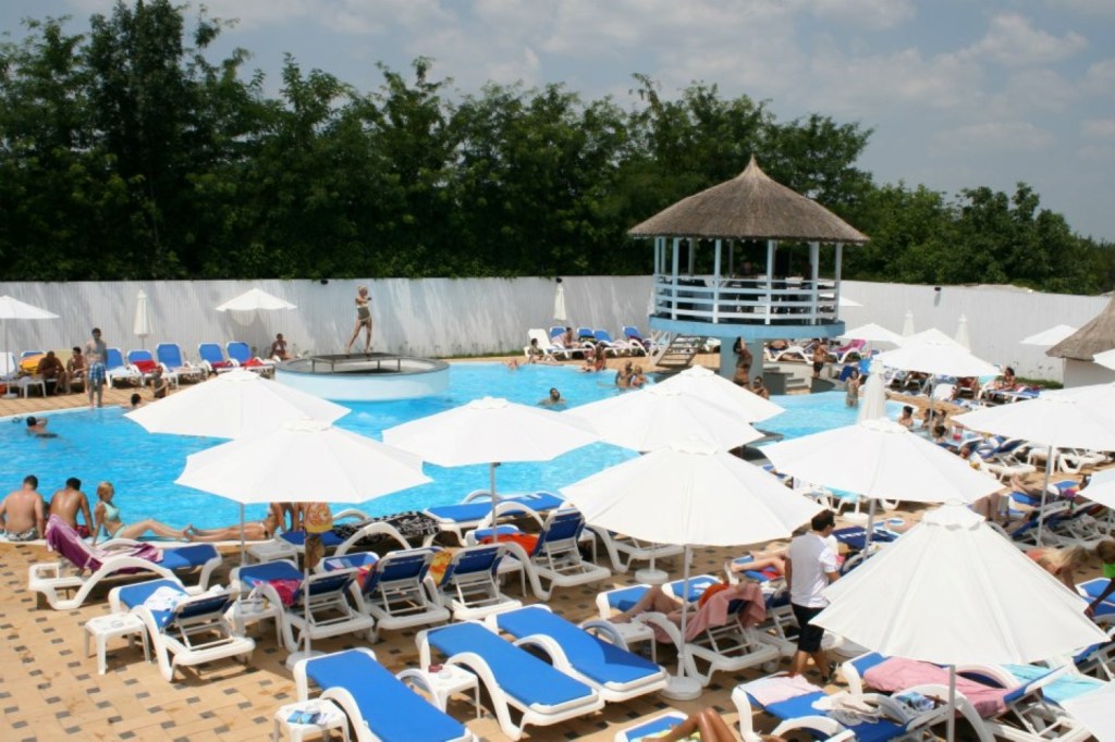 Piscina te așteaptă să te relaxezi și să te răcorești