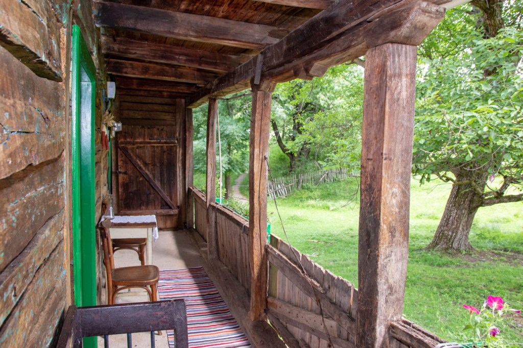Casa Bătrână are 45 de metri pătrați și conține un dormitor, bucătărie/living și o baie