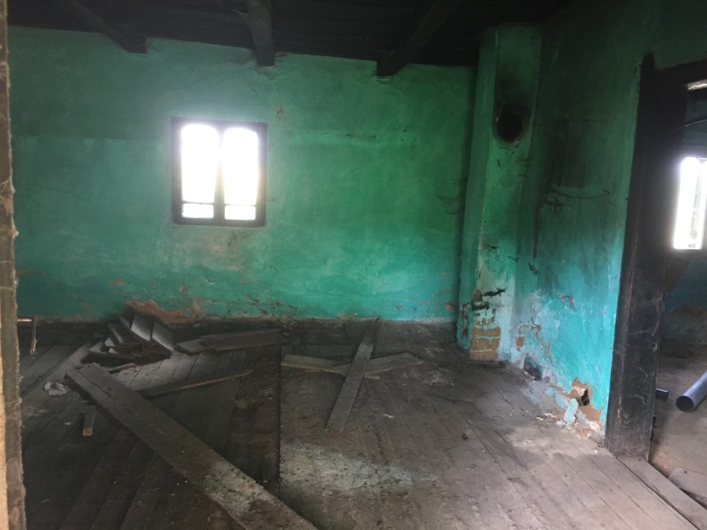 Casa Bătrână a fost construită în anii 1930. Așa arăta înainte de renovare