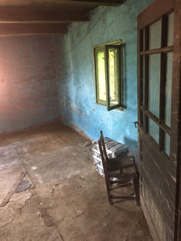 Casa Bătrână a fost construită în anii 1930. Așa arăta înainte de renovare