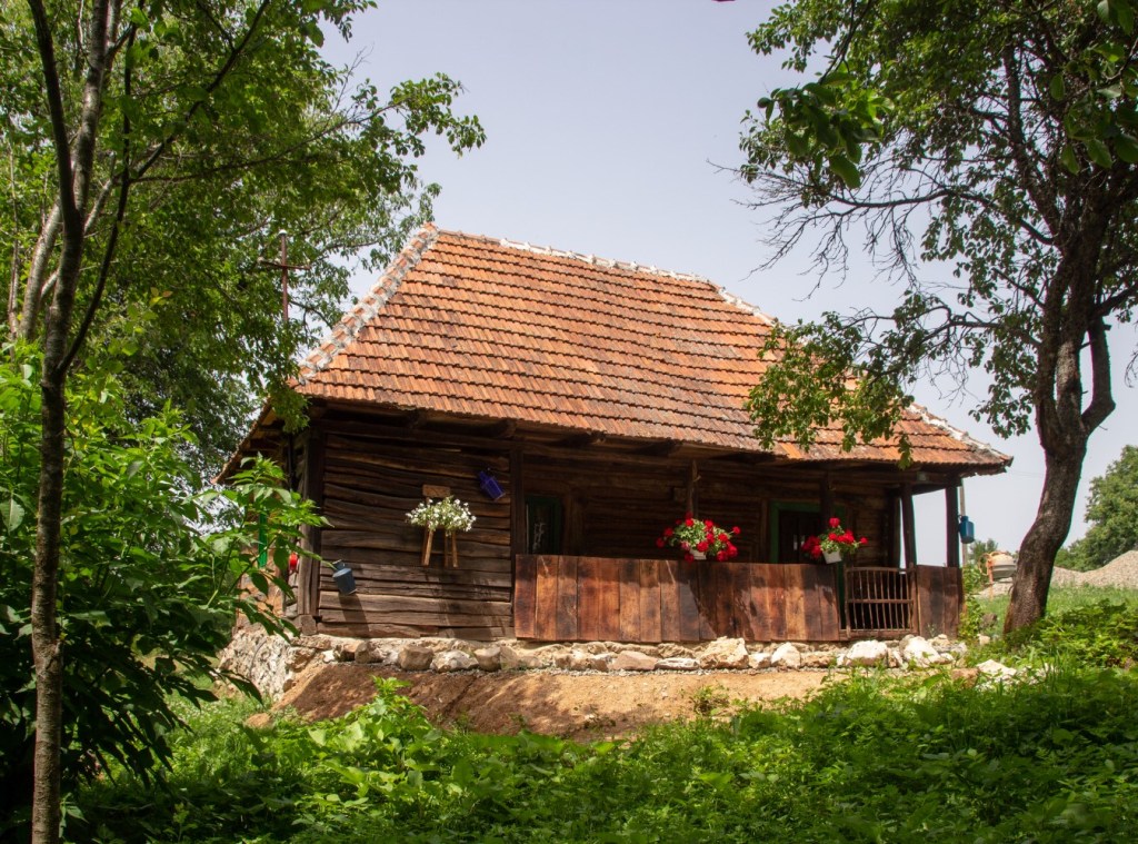 Casa MJ are două dormitoare la mansardă și baie, bucătărie, living la parter.