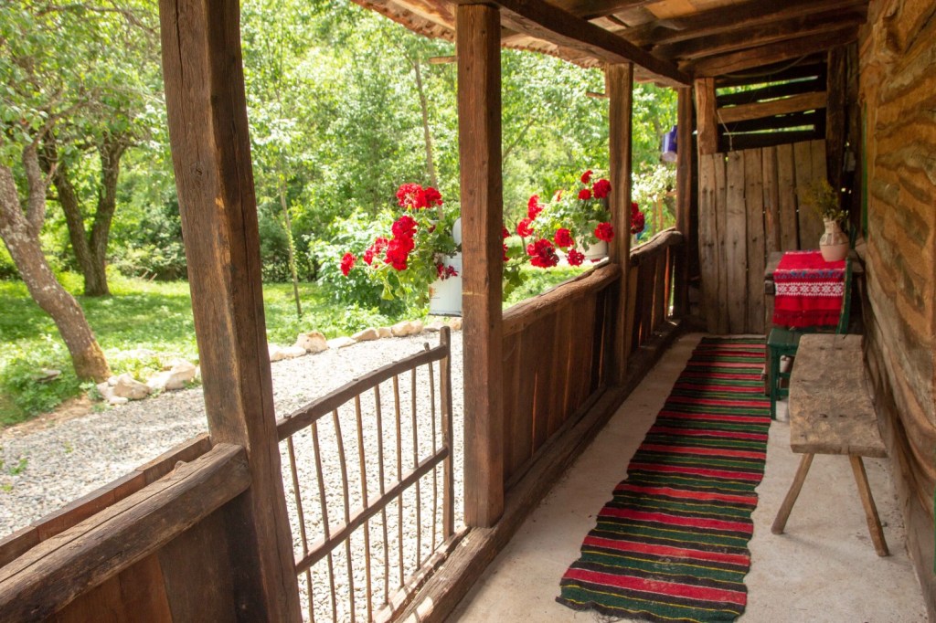 Casa MJ are două dormitoare la mansardă și baie, bucătărie, living la parter.