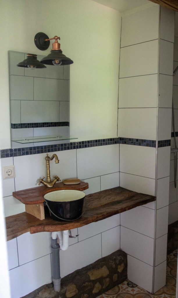 Casa Strâmbă: dormitorul este amenajat în pod, în stil loft, iar jos este bucătăria/livingul și baia