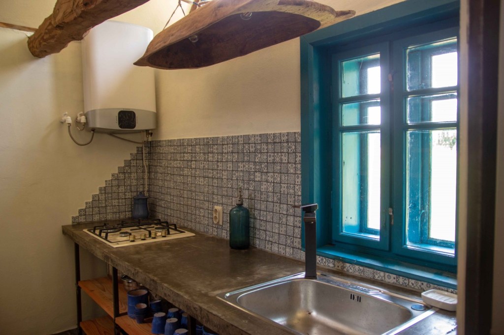 Casa Strâmbă: dormitorul este amenajat în pod, în stil loft, iar jos este bucătăria/livingul și baia