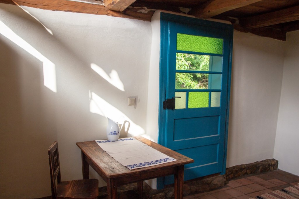Casa Strâmbă: dormitorul este amenajat în pod, în stil loft, iar jos este bucătăria/livingul și baia