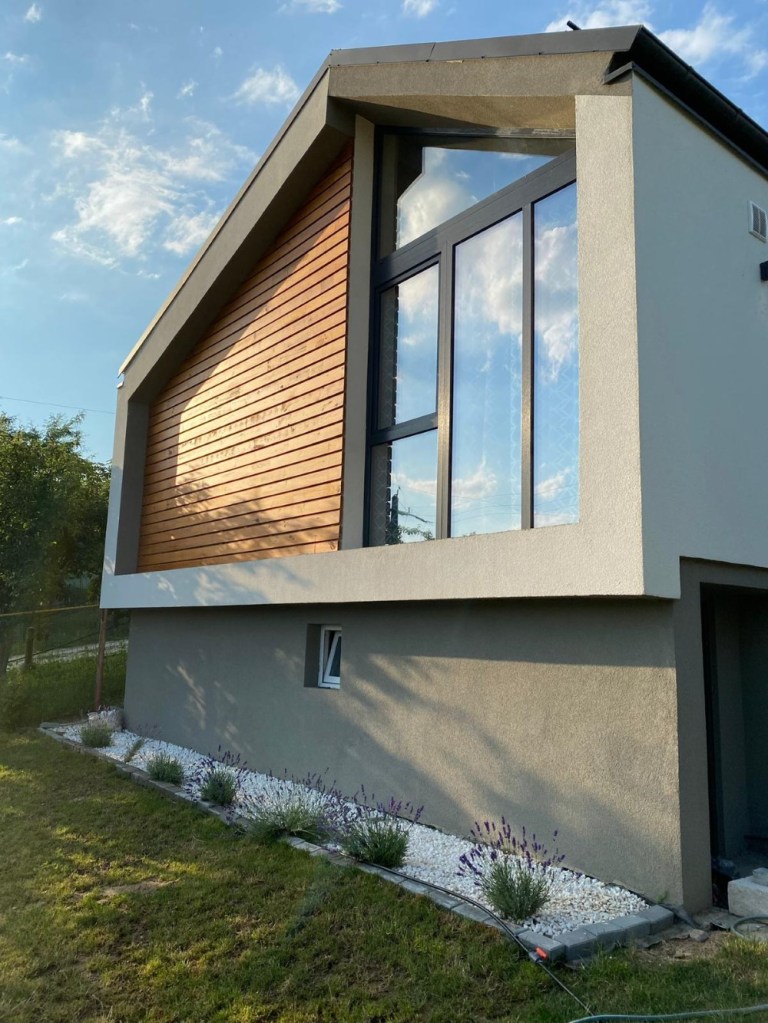 Costul final al casei, cu autorizații, mobilă, terasă a fost de 40.000 de euro