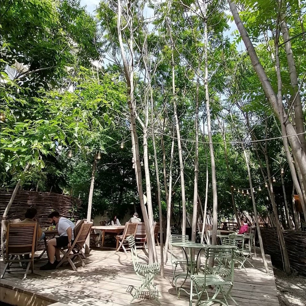 La Eden atmosfera este mereu relaxată și pe good vibes