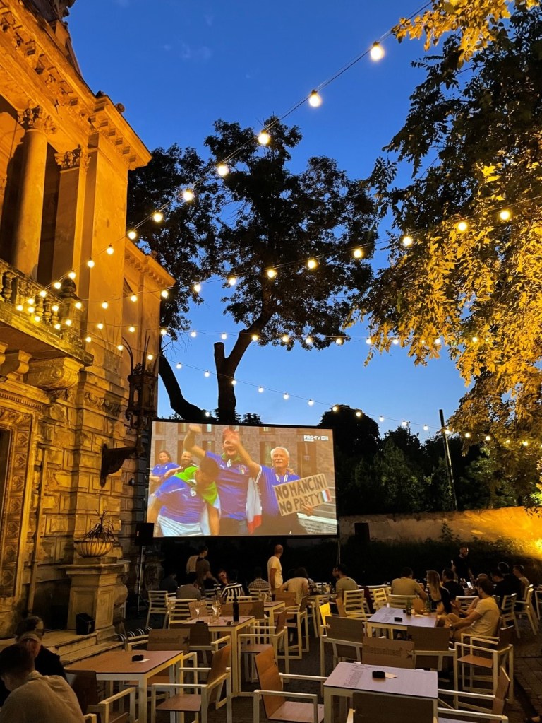 Atmosfera din grădină nu este niciodată aceeasi, este dată de tine, ca și client