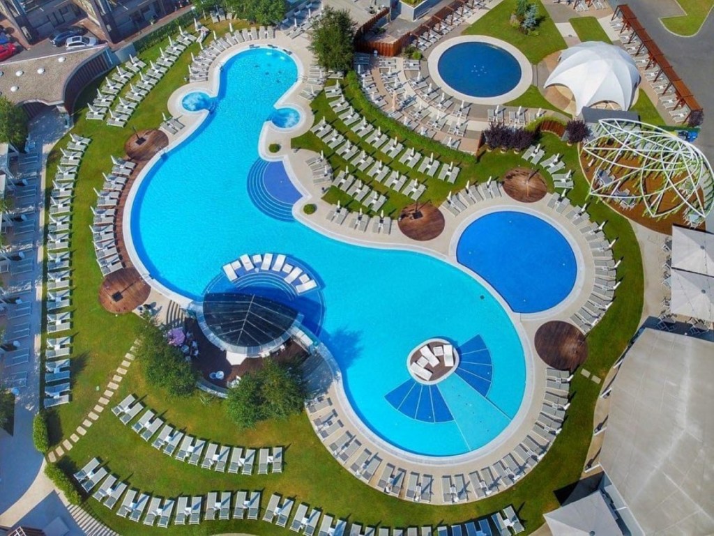 Pescariu AQUA oferă o piscină spațioasă, dar și două jacuzzi-uri