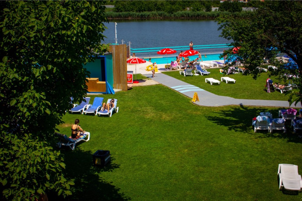 La Playa 9 se organizează party-uri în aer liber