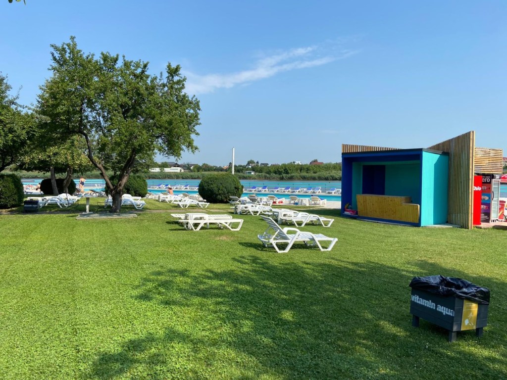 La Playa 9 se organizează party-uri în aer liber