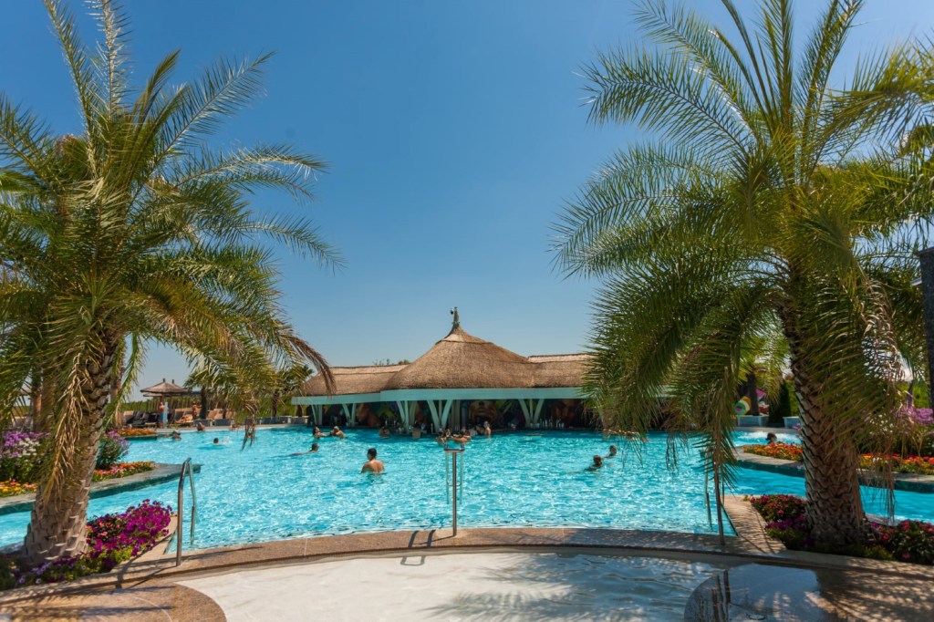 Therme îți oferă și o plajă cu nisip și piscină exterioară