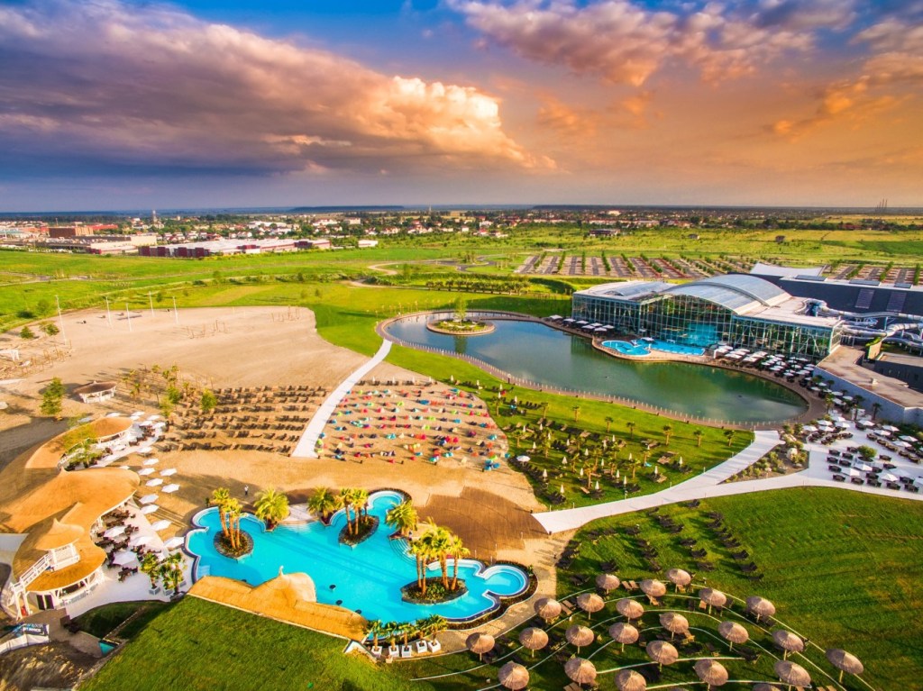 Therme îți oferă și o plajă cu nisip și piscină exterioară
