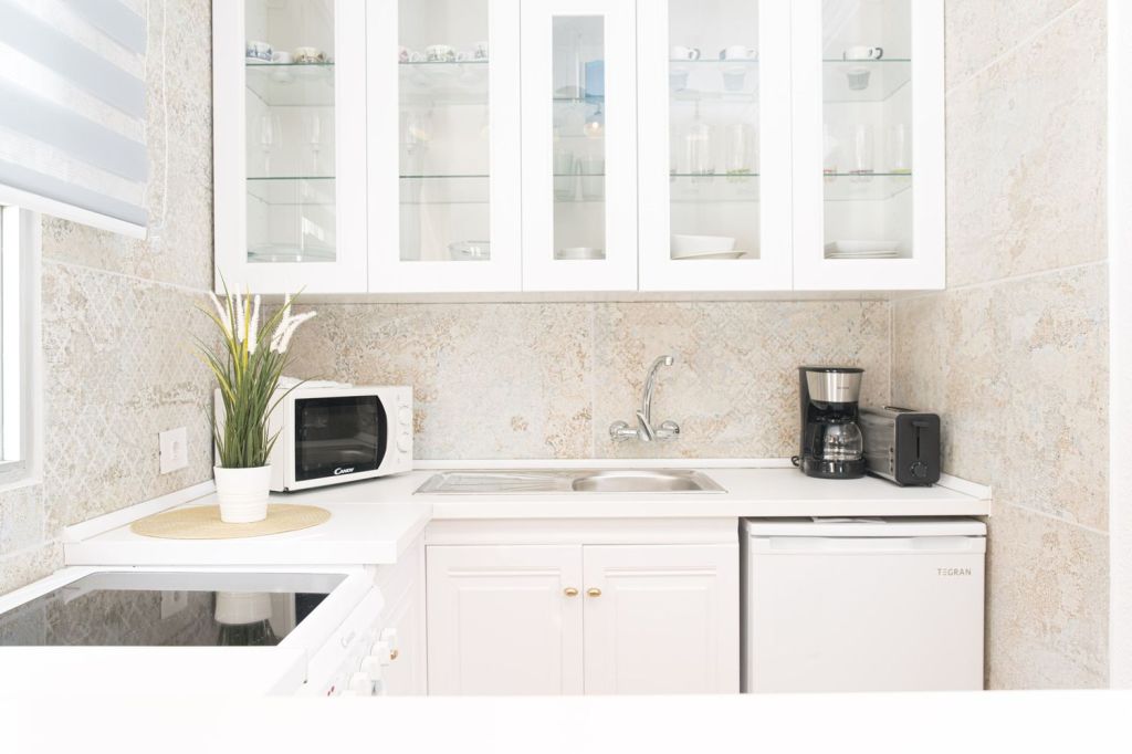 before and after apartament de vacanta bucatarie