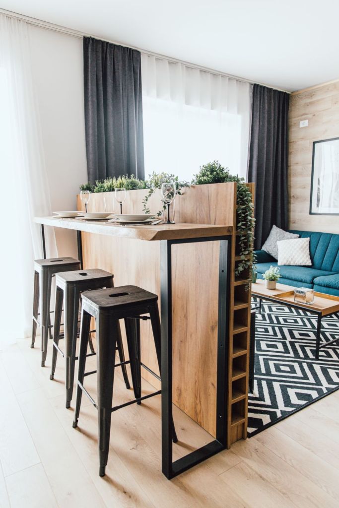 insula bar garsoniera lucas cornea