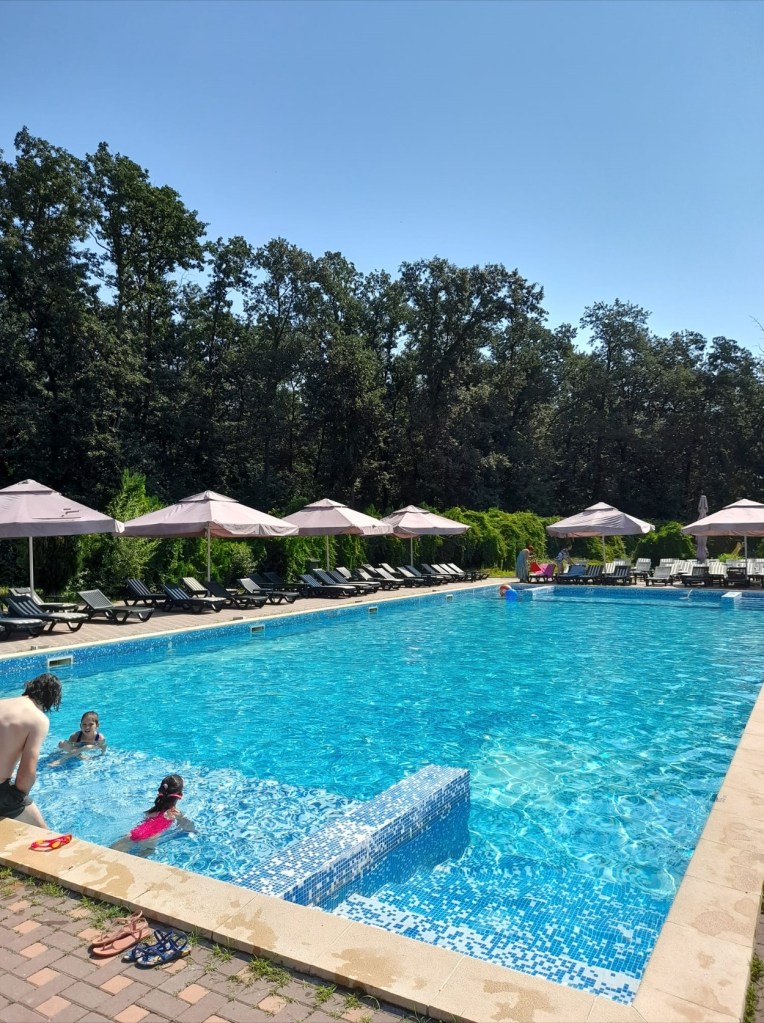 Proprietarii spun că piscina Casa de Piatră este o oază de liniște